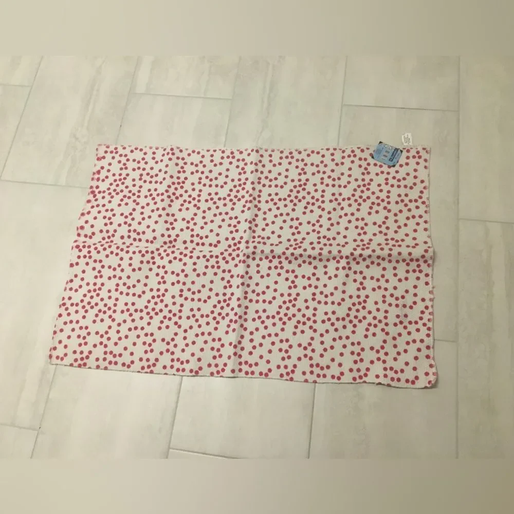 Pink polka dot rug (NWT)